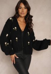 Czarny Kardigan w Kwiatowe Aplikacje z Zapięciem na Elegancką Agrafkę Patista. Czarne kardigany damskie Renee, z aplikacjami, z bawełny, biznesowe, bez kołnierzyka. Za 169.99 zł.