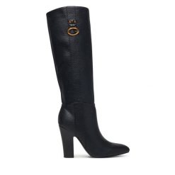 Kozaki Guess. Czarne kozaki damskie Guess, z aplikacjami, bez obcasa, na słupku, bez zapięcia. Za 824.99 zł.