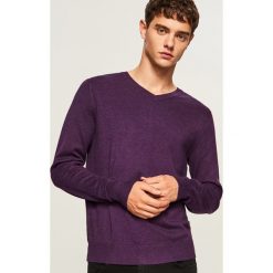Sweter z dekoltem w serek - Fioletowy. Fioletowe swetry męskie Reserved, l, bez wzorów, bez kołnierzyka, bez ramiączek. Za 99.99 zł.