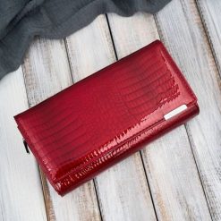 Portfel damski skórzany duży czerwony lakierowany croco SP-19-CRD. Czerwone portfele damskie Jennifer Jones, z jeansu. Za 99.99 zł.