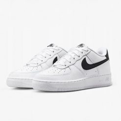 Buty Sportowe Młodzieżowe Nike Air Force 1 (GS). Biała obuwie sportowe damskie Nike, bez wzorów, ze skóry, bez zapięcia, do biegania, Nike Air Force. Za 360.80 zł.