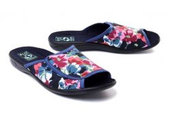 ADANEX SAK16 SARA 23000 GR/CZ granatowy/czarny, kapcie/klapki damskie. Czarne klapki damskie Adanex, bez wzorów, bez obcasa, bez zapięcia. Za 65.99 zł.