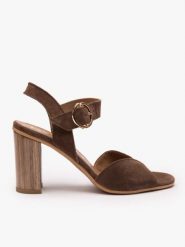 Ciemnobrązowe sandały ze skóry welurowej. Brązowe sandały damskie Ryłko, bez wzorów, ze skóry, z okrągłym noskiem, bez obcasa, na obcasie, bez zapięcia. Za 379.99 zł.