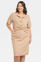 Sukienka szmizjerka wiązana w pasie z kieszeniami KYOTO beżowa. Brązowe sukienki damskie KARKO, do pracy, plus size, bez wzorów, z elastanu, biznesowe, bez kołnierzyka, plus size, bez ramiączek, midi, szmizjerki. Za 89.50 zł.