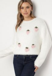Biały Puchaty Sweter z Wełną i Aplikacjami Truskawek 3D Leraisa. Białe swetry nierozpinane damskie Born2be, na jesień, z aplikacjami, z jeansu, eleganckie, bez kołnierzyka, bez ramiączek. Za 99.99 zł.