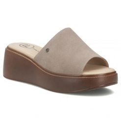 Skórzane klapki damskie taupe Filippo DK7798. Klapki damskie Filippo, na lato, bez wzorów, ze skóry, bez obcasa, na koturnie, bez zapięcia. Za 169.99 zł.