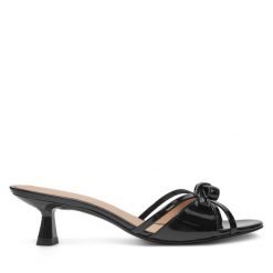 Klapki Stuart Weitzman. Czarne klapki damskie Stuart Weitzman, bez wzorów, bez obcasa, na słupku, bez zapięcia. Za 1,799.00 zł.