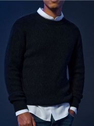 Sweter - czarny. Czarne swetry męskie Sinsay, l, bez wzorów, bez kołnierzyka, bez ramiączek. W wyprzedaży za 33.99 zł.