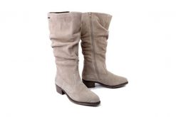 RIEKER 73159-60 beige, kozaki damskie. Brązowe kozaki damskie Rieker, bez wzorów, ze skóry, bez obcasa, na obcasie, bez zapięcia. Za 479.90 zł.