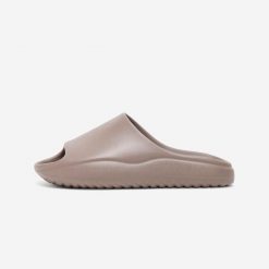 Klapki Unisex Slide. Brązowe klapki męskie Decathlon, bez wzorów, bez zapięcia. W wyprzedaży za 79.99 zł.
