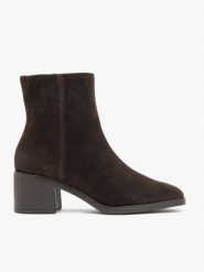 Ciemnobrązowe welurowe botki. Brązowe botki damskie Ryłko, bez wzorów, ze skóry, eleganckie, bez obcasa, na obcasie, bez zapięcia. Za 449.99 zł.
