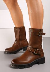 Brązowe Botki w Stylu Motocyklowym z Klamrami i Nitami przy Cholewce Ezilena. Brązowe botki damskie Born2be, z aplikacjami, z jeansu, eleganckie, z okrągłym noskiem, bez obcasa, na obcasie, bez zapięcia. Za 149.99 zł.