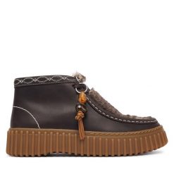 Trzewiki Clarks. Brązowe botki damskie Clarks, bez wzorów, bez obcasa, na płaskiej podeszwie, bez zapięcia. Za 519.99 zł.