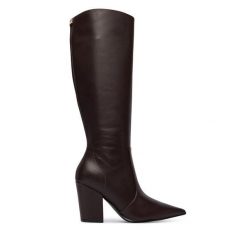 Kozaki Guess. Brązowe kozaki damskie Guess, z aplikacjami, bez obcasa, na słupku, bez zapięcia. Za 1,269.00 zł.