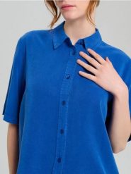 Koszula z krótkim rękawem z lyocellu - niebieski. Niebieskie koszule damskie Sinsay, l, bez wzorów, z lyocellu, bez kołnierzyka, bez ramiączek. Za 49.99 zł.