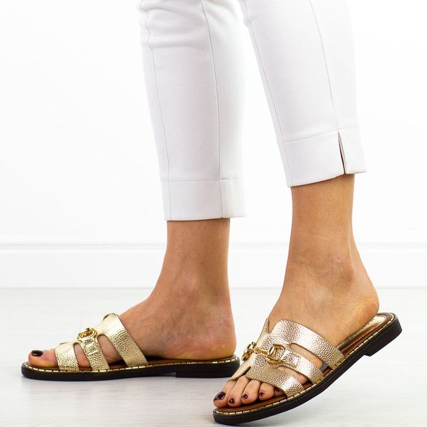 C. Złote klapki damskie M.Daszyński 2266-17. Żółte klapki damskie M.Daszyński, na lato, bez wzorów, ze skóry, eleganckie, bez obcasa, na płaskiej podeszwie, bez zapięcia. Za 149.00 zł.