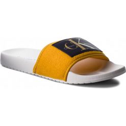 Klapki CALVIN KLEIN JEANS - Cherie RE9810 Gold. Żółte klapki damskie Calvin Klein Jeans, bez wzorów, z jeansu, bez obcasa, bez zapięcia. W wyprzedaży za 189.00 zł.