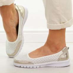 Białe ażurowe skórzane baleriny damskie Vinceza 95369. Białe balerinki damskie VINCEZA, na jesień, w ażurowe wzory, z jeansu, eleganckie, bez obcasa, na płaskiej podeszwie, bez zapięcia. W wyprzedaży za 161.10 zł.