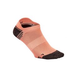 Skarpetki do chodzenia WS 500 Fresh Invisible koralowe. Brązowe skarpetki damskie NEWFEEL, bez wzorów, z elastanu. Za 14.99 zł.