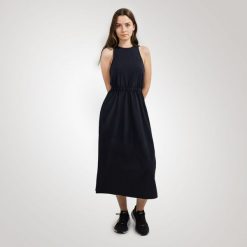 Lacoste Sukienka damska Lacoste. Sukienki damskie Lacoste, bez wzorów, sportowe, bez kołnierzyka, bez ramiączek, sportowe. Za 869.00 zł.