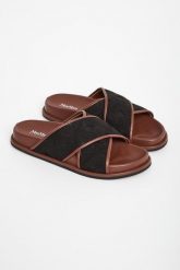 Klapki damskie skórzane Peonie MAX MARA BEACHWEAR. Klapki damskie Max Mara Beachwear, bez wzorów, bez obcasa, bez zapięcia. Za 979.00 zł.