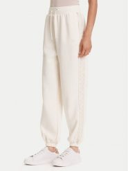 Guess Spodnie dresowe V5YB02 KB3P2 Écru Regular Fit. Spodnie dresowe damskie Guess, z aplikacjami, z bawełny. Za 219.99 zł.