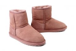 EMU AUSTRALIA W10003 Stinger Mini cameo rose, botki damskie. Czerwone botki damskie Emu Australia, bez wzorów, ze skóry, bez obcasa, bez zapięcia. Za 524.93 zł.