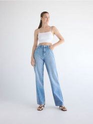 Jeansy straight z ozdobnymi aplikacjami - niebieski. Niebieskie jeansy damskie Reserved, z aplikacjami, z denimu. W wyprzedaży za 109.99 zł.