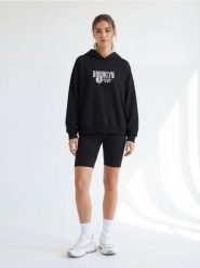 Bluza z kapturem z nadrukiem Brooklyn Nets NBA - szary. Szare bluzy damskie Sinsay, l, bez wzorów, bez ramiączek, z kapturem. Za 59.99 zł.