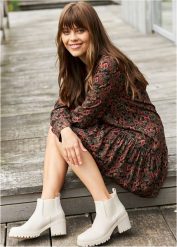 Botki typu chelsea. Brązowe botki damskie bonprix, bez wzorów, bez obcasa, bez zapięcia. Za 149.99 zł.