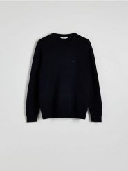 Sweter z haftem - granatowy. Niebieskie swetry męskie Reserved, l, bez wzorów, z bawełny, bez kołnierzyka, bez ramiączek. W wyprzedaży za 49.99 zł.