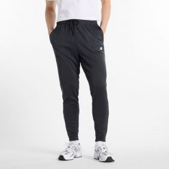 Spodnie męskie New Balance MP51905BK – czarne. Czarne spodnie sportowe męskie New Balance, m, bez wzorów, z materiału, na fitness i siłownię. Za 199.99 zł.