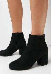 Czarne Botki Sleekness. Czarne botki damskie Born2be, bez wzorów, z okrągłym noskiem, bez obcasa, na obcasie, bez zapięcia. Za 109.99 zł.
