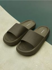 Klapki - khaki. Brązowe klapki męskie Sinsay, bez wzorów, bez zapięcia. Za 39.99 zł.