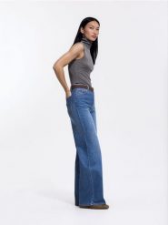 Jeansy wide leg z dodatkiem lyocellu - niebieski. Niebieskie jeansy damskie Reserved, bez wzorów, z bawełny. Za 159.99 zł.