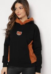 Czarna Bawełniana Bluza z Kapturem z Polarem i Naszywką Misia Hestada. Czarne bluzy damskie Born2be, z aplikacjami, z bawełny, casualowe, bez ramiączek, z kapturem. Za 99.99 zł.
