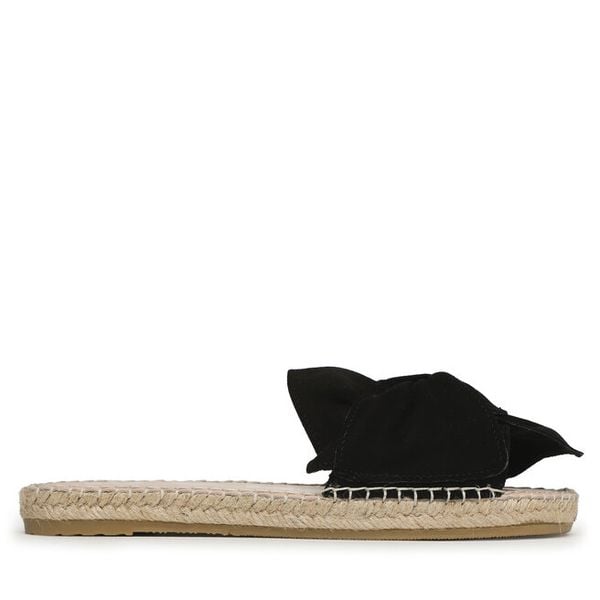 Klapki Manebi. Czarne klapki damskie Manebi, bez wzorów, bez obcasa, bez zapięcia. Za 345.99 zł.
