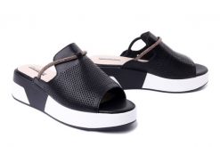 ARTIKER RELAKS 52C2559 czarny, klapki damskie. Czarne klapki damskie Artiker Relaks, na lato, bez wzorów, ze skóry, bez obcasa, na koturnie, bez zapięcia. Za 229.90 zł.