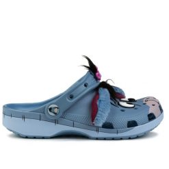 Klapki sportowe chodaki Crocs WTP EEYORE CLS CLG. Niebieskie klapki damskie Crocs, bez wzorów, sportowe, bez obcasa, bez zapięcia. Za 289.00 zł.