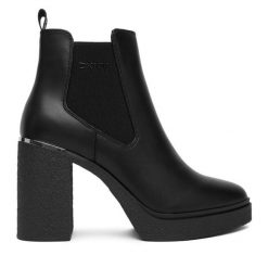 Botki DKNY. Czarne botki damskie DKNY, bez wzorów, bez obcasa, na słupku, bez zapięcia. Za 489.99 zł.