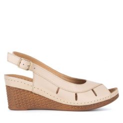 Sandały Lasocki. Brązowe sandały damskie Lasocki, bez wzorów, bez obcasa, na koturnie, bez zapięcia. Za 139.99 zł.