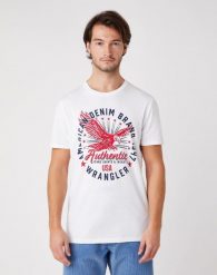 MĘSKI T-SHIRT WRANGLER SS CLASSIC AMERICANA WHITE W7AHD3989 112131341. Białe t-shirty męskie Wrangler, m, bez wzorów, z bawełny, bez kołnierzyka, bez ramiączek. Za 69.99 zł.