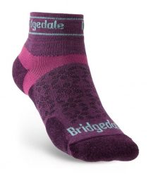 Bridgedale Skarpety biegowe Ultralight T2 Merino Sport Low Wmn Damson-35-37. Fioletowe skarpetki damskie Bridgedale, bez wzorów, z elastanu. Za 61.84 zł.