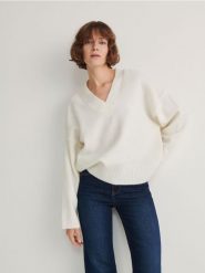 Sweter oversize - kremowy. Białe swetry nierozpinane damskie Reserved, l, bez wzorów, z dzianiny, bez kołnierzyka, bez ramiączek. W wyprzedaży za 79.99 zł.