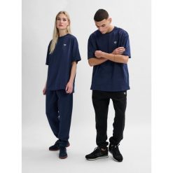 Koszulka Hummel Loose Bee. Niebieskie bluzki damskie Hummel, bez wzorów, z dzianiny, sportowe, bez kołnierzyka, bez ramiączek. Za 101.55 zł.