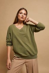 Bluza z dekoltem w serek oliwkowa. Zielone bluzy damskie MOODO, xs, bez wzorów, z bawełny, bez ramiączek, bez kaptura. W wyprzedaży za 49.99 zł.