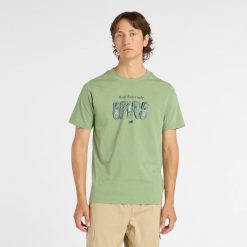 Koszulka męska New Balance MT61778SAAR – zielona. Zielone koszulki sportowe męskie New Balance, l, z aplikacjami, z dresówki, bez ramiączek. Za 149.99 zł.