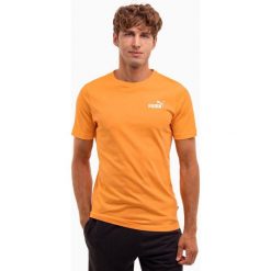 Koszulka sportowa męska Puma ESS Small Logo Tee. Brązowe koszulki sportowe męskie Puma, m, bez wzorów, z bawełny, bez ramiączek, do piłki nożnej. Za 75.00 zł.