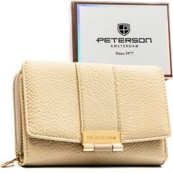 Beżowy portfel damski wykonany ze skóry ekologicznej o groszkowej fakturze, zamykany zatrzaskiem - Peterson. Brązowe portfele damskie Peterson, ze skóry ekologicznej. Za 84.99 zł.