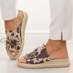 Beżowa krowa skórzane klapki damskie na platformie T.Sokolski 154. Brązowe klapki damskie Sokolski, na wiosnę, z aplikacjami, ze skóry, klasyczne, bez obcasa, na platformie, bez zapięcia. Za 259.00 zł.